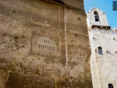 ...proseguendo prima lungo via Scola Nova poi per vico dell�Orologio, sino ad approdare in via Romito. Qui, su una prospiciente piazzetta si affaccia la romanica San Giacomo